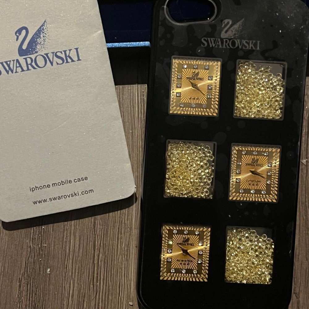 Swarovski I phone 5 case rare shows 3 clocks and 3 squares full of gold crystals